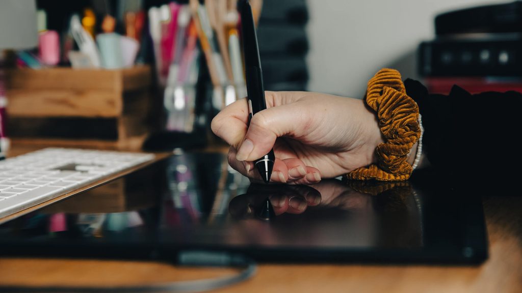 Agence de communication Shebam s'occupe de créer votre logo, vos flyers, vos affiches publicitaires